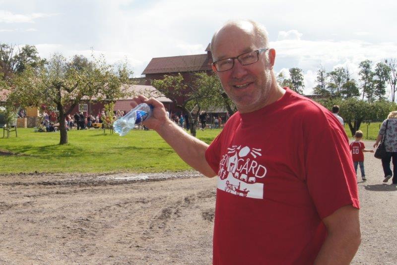 Olav Brataas, leder i Sem Bondelag, ønsket folk velkommen til Åpen Gård på Jarlsberg Hovedgård