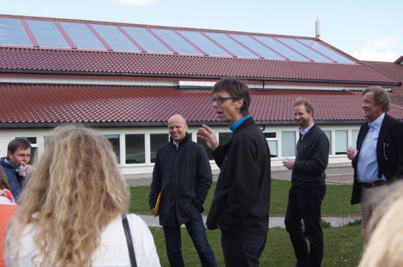 Geir Fossnes viser fram solfangere på Gjennestad, Biobrenseldag på Gjennestad 27 april 2015