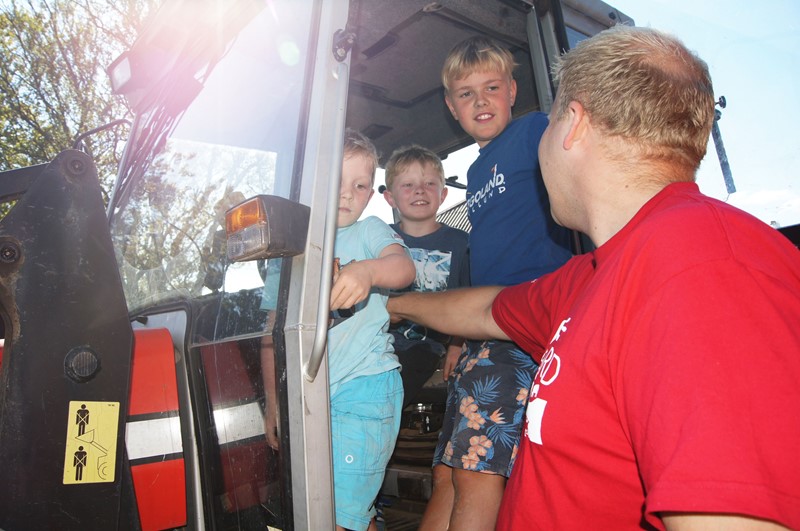 Per Olav Hunskaar viser ungguttene hvordan traktoren fungerer