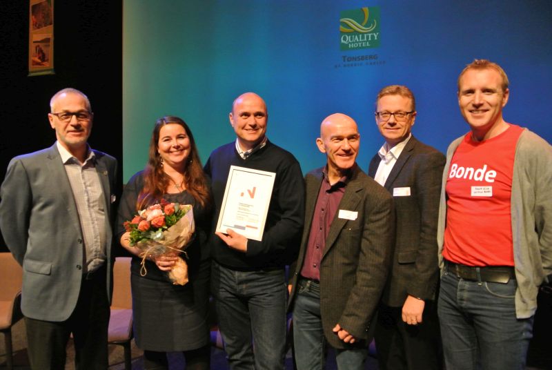 Helene og Sigmund Foldvik fikk BU prisen 2015 og fikk gratulasjoner fra Larvik kommune og Vestfold Bondelag