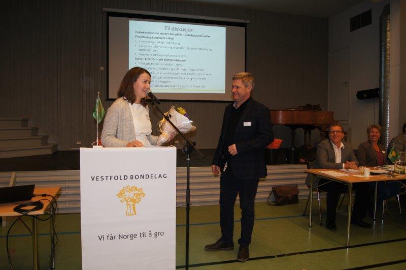 VBUs leder Inger Martha Skjelland takker VB v styrerepresentant Hans Martin Gran