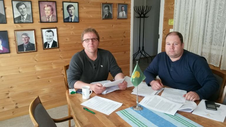 Thorleif Müller og Harald Lie gjennomgår statens tilbud Foto Amund Kind
