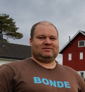 Harald Lie foran nytt fjøs 081015 utsnitt