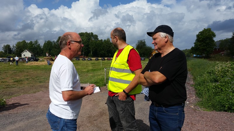 Her blir lokallagsleder Apeness i gul vest og kårkall Jørn Hagen intervjuet av Gjengangeren