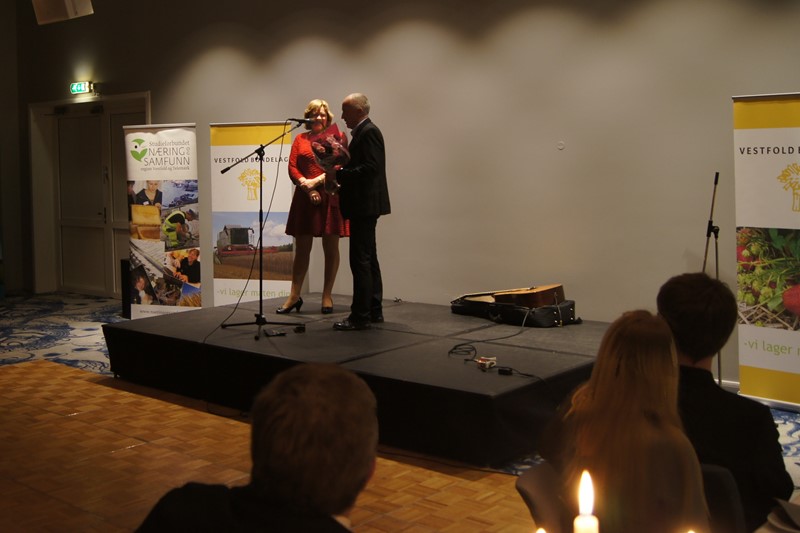 Elisabeth Larsen er Landbrukshelg general og fikk stor takk fra salen og org.sjef Jan Thorsen under festmiddagen