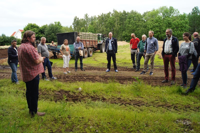 Drengen på gården Bjørge Madsen viser fram hvordan kompostering av løkavskjær foregår2