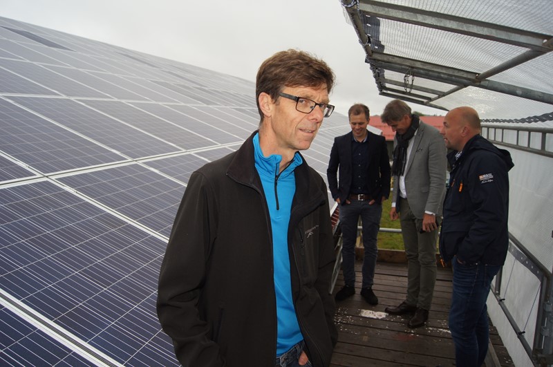 Geir Fossnes under åpningen av solcelleanlegget på Gjennestad