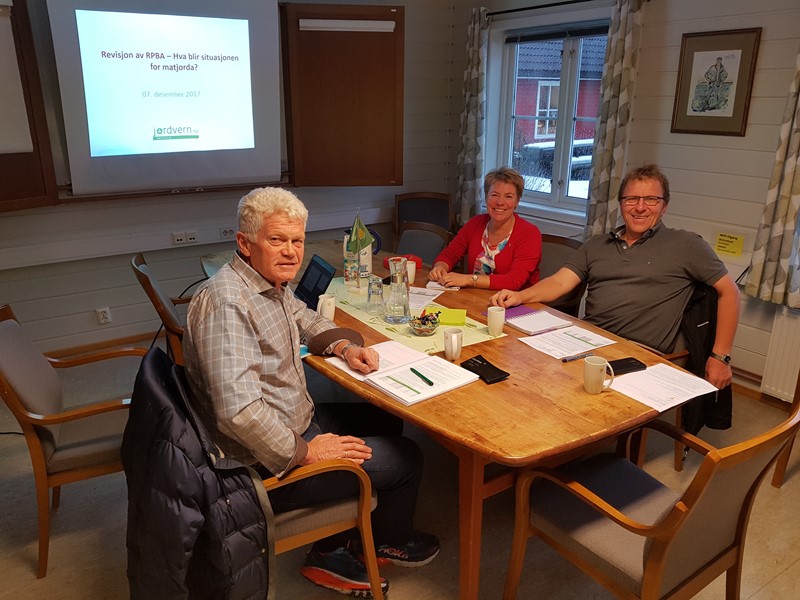 F.v Sigbjørn Fjærvoll, leder i Jordvern Vestfold, Elin Røed og Thorleif Müller fra Vestfold Bondelag enige om noen grep som må tas i RPBA