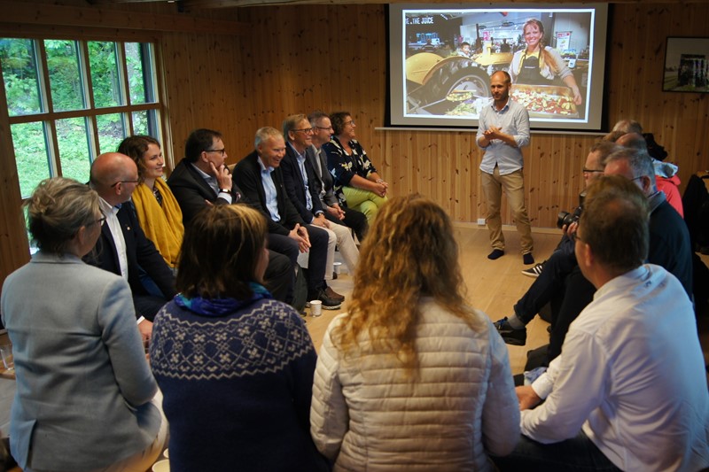 Landbruks- og matminister Olaug Bollestad (KrF) fikk høre om Bjertnæs og Hoel  Foto: Amund Kind, Vestfold Bondelag