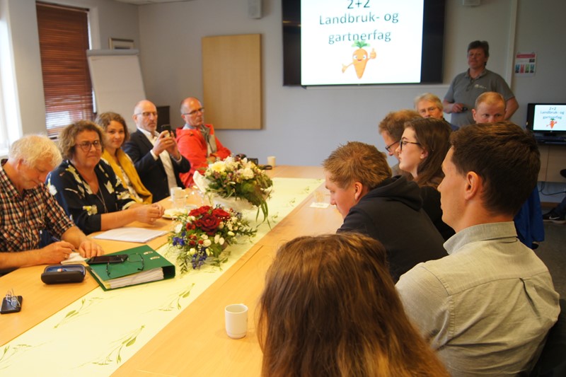 Kristian Nilsson forteller Landbruks- og matminister Olaug Bollestad (KrF) om hvor bra det var å være lærling   Foto: Amund Kind, Vestfold Bondelag
