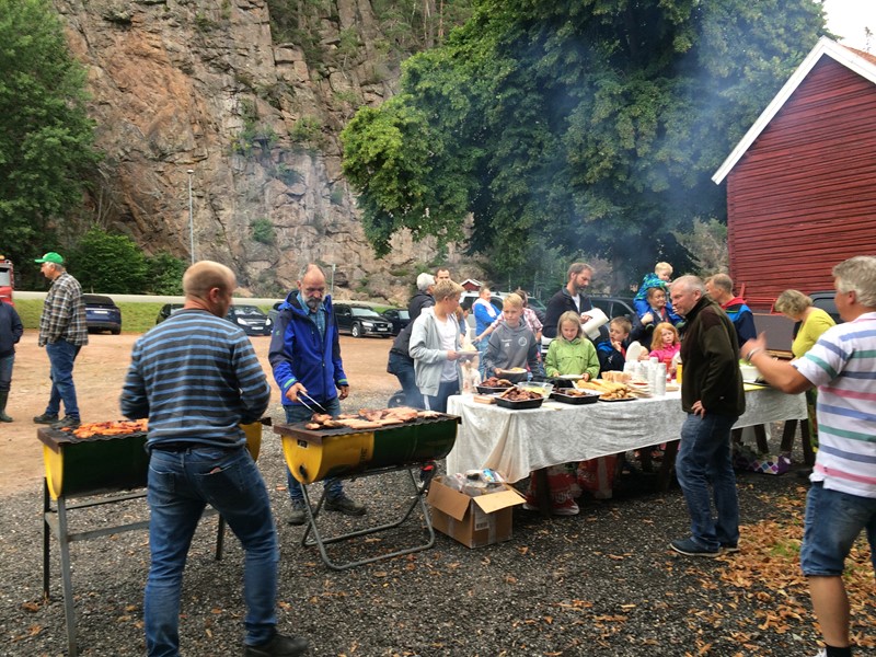 Sommerfest i Sande og Strømm på Berger Gård Landbrukslaget stod for grilling