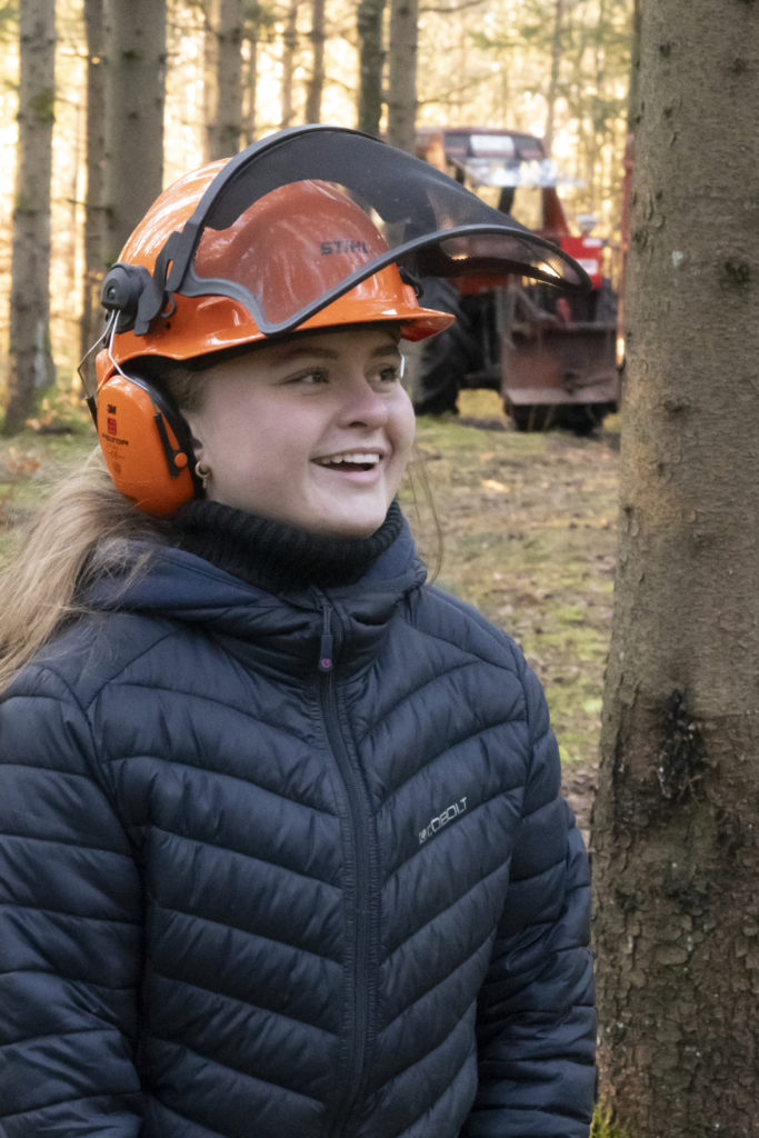 REFLEKTERT: Mai Mina Keil (16) har mest hjerte for dyrene i fjøset, men hun holder mulighetene åpne både for en praktisk jobb i landbruket og en mer kontorbasert jobb med administrasjon. Naturbrukslinjen gir grunnlag for begge deler. 