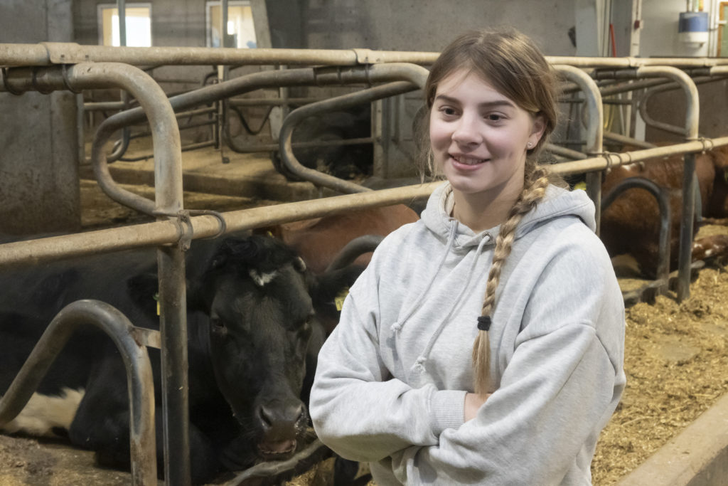 LANGREIST: Malin Sophie Torgersen (16) reise fra Bodø for å sjekke skoler før hun flyttet sørover. Valget falt på naturbrukslinjen på Melsom, hvor hun trives aller best i fjøset. 